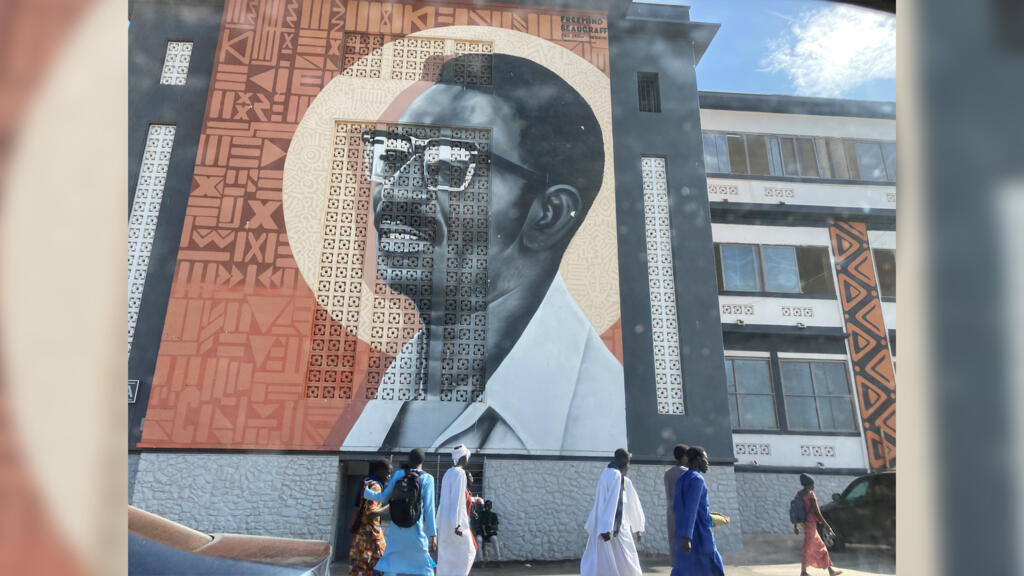 Fresque murale représentant Cheikh Anta Diop à l’entrée du campus de l’université de Dakar, qui porte désormais son nom.