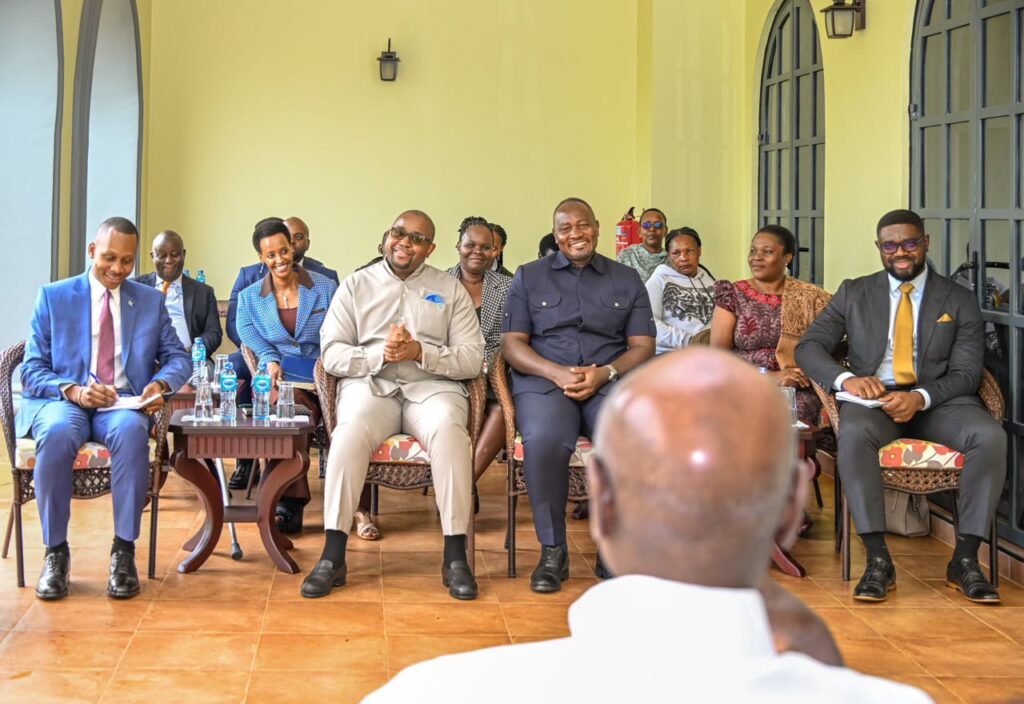 Rencontre entre le président Museveni et l'envoyé spécial congolais Floribert Anzuluni Isiloketshi