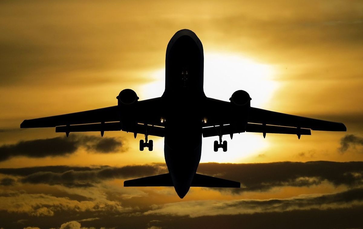 Avion survolant une piste d'atterrissage en Afrique