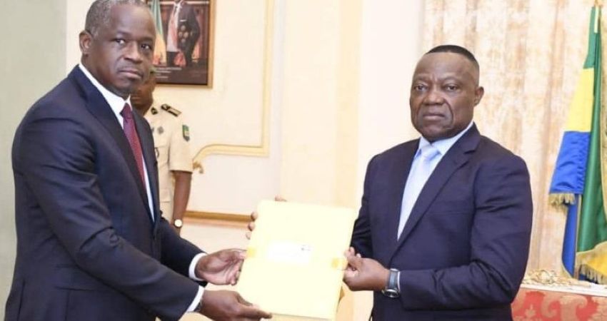 Transmission du rapport du recensement général à la Cour constitutionnelle
