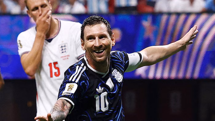 Lionel Messi, capitaine de l'Argentine, sourit après la victoire contre l'Angleterre.