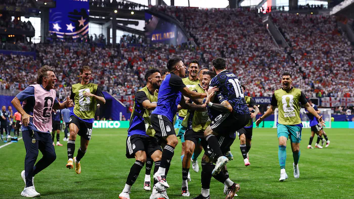 Des joueurs de soccer argentins célèbrent un but marqué en fin de match.