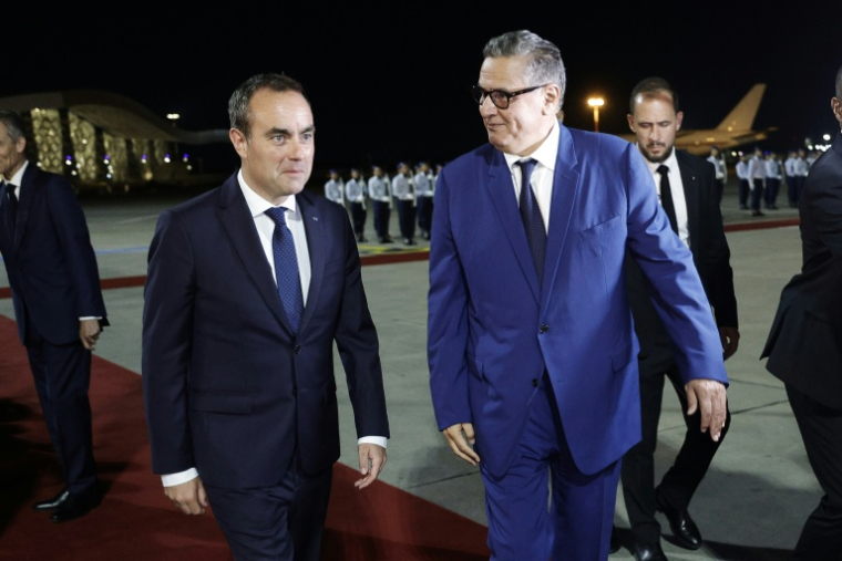 Sébastien Lecornu et Aziz Akhannouch lors de leur rencontre à l'aéroport de Rabat-Salé