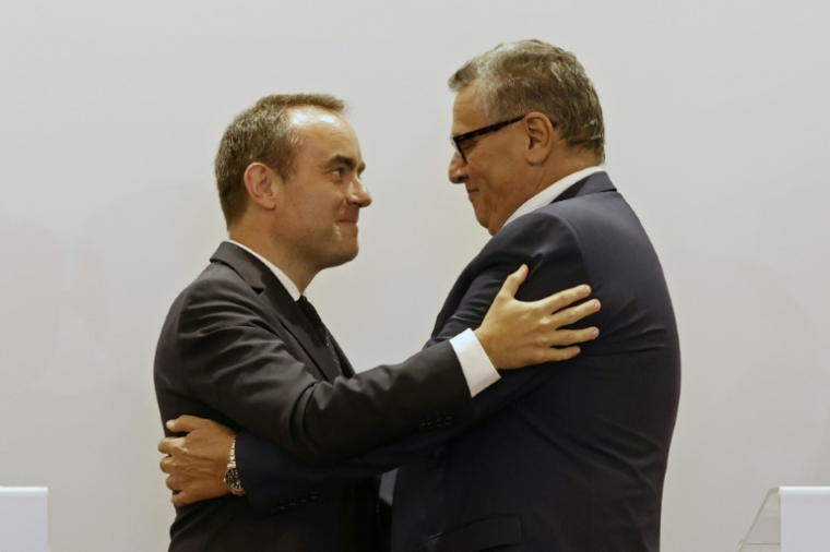 Sébastien Lecornu et Aziz Akhannouch échangent une poignée de main chaleureuse lors de leur conférence de presse
