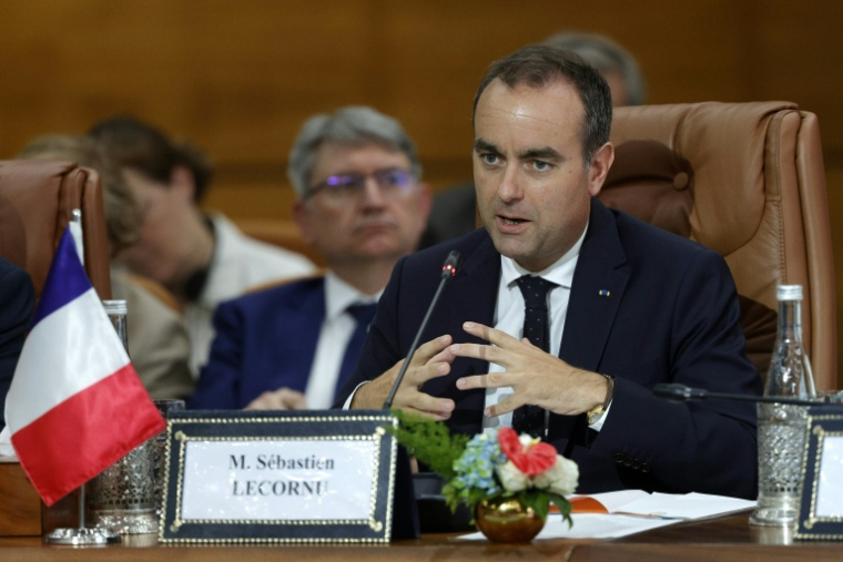 Sébastien Lecornu s'exprime lors d'une séance plénière avec des ministres marocains