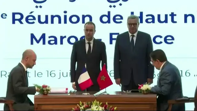 Signature d'un accord entre les représentants marocains et français
