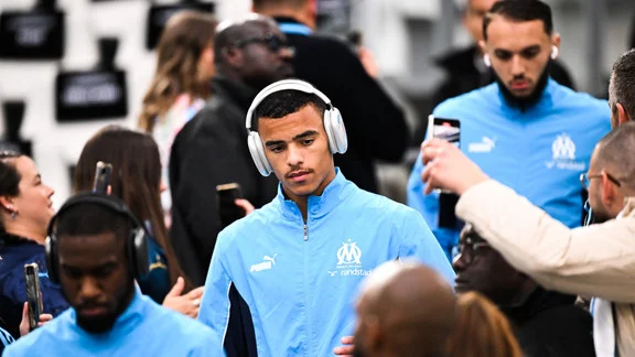 Mason Greenwood en discussion lors d'un entraînement à l'OM