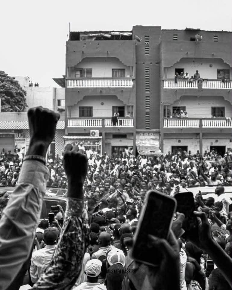 Bain de foule triomphal en banlieue : Ousmane Sonko garde intacte sa popularité