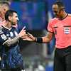Lionel Messi s'entretient avec l'arbitre américain Ismail Elfath, le 15 juillet 2026, lors de la demi-finale de la Coupe du monde de football entre l'Angleterre et l'Argentine, au stade d'Atlanta. (PAUL ELLIS / AFP)