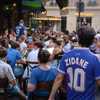 Un supporter de l'équipe de France devant un bar avant la demi-finale de Coupe du monde entre la France et l'Espagne, à Paris, le 14 juillet 2026. (DJOUDI HAMANI / HANS LUCAS / AFP)