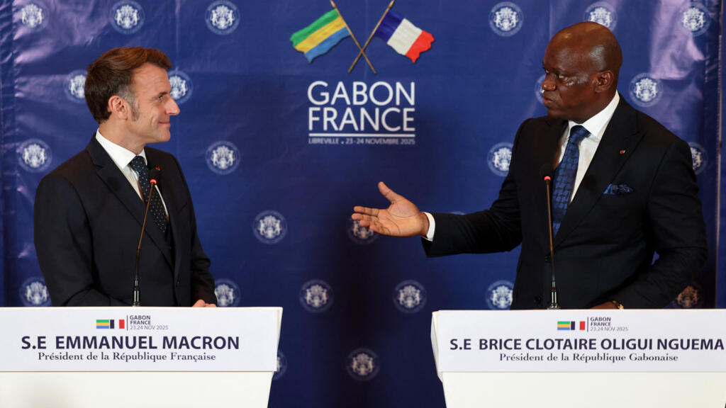 les présidents gabonais et français, brice oligui nguema et emmanuel macron, lors d'une conférence de presse à Libreville en novembre 2025