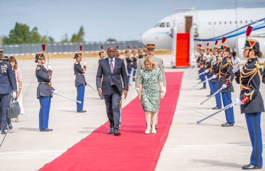 Le président gabonais Brice Clotaire Oligui Nguema et la ministre française de la Culture lors d'une cérémonie officielle