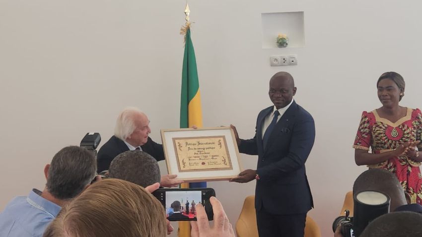 Président gabonais recevant un prix