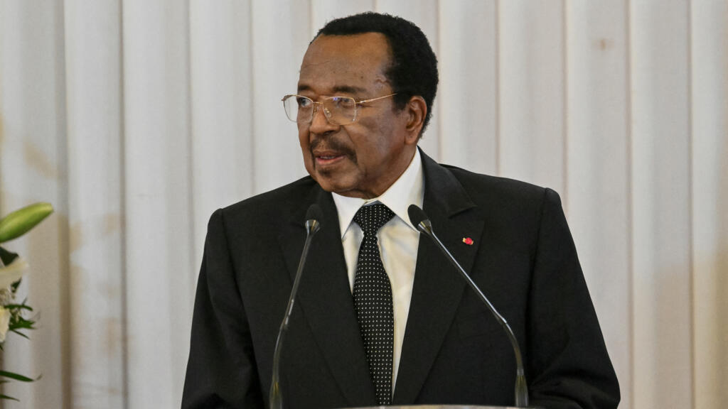 Le président camerounais Paul Biya s’exprime lors d’un discours à Yaoundé en présence du pape Léon XIV, le 15 avril 2026.