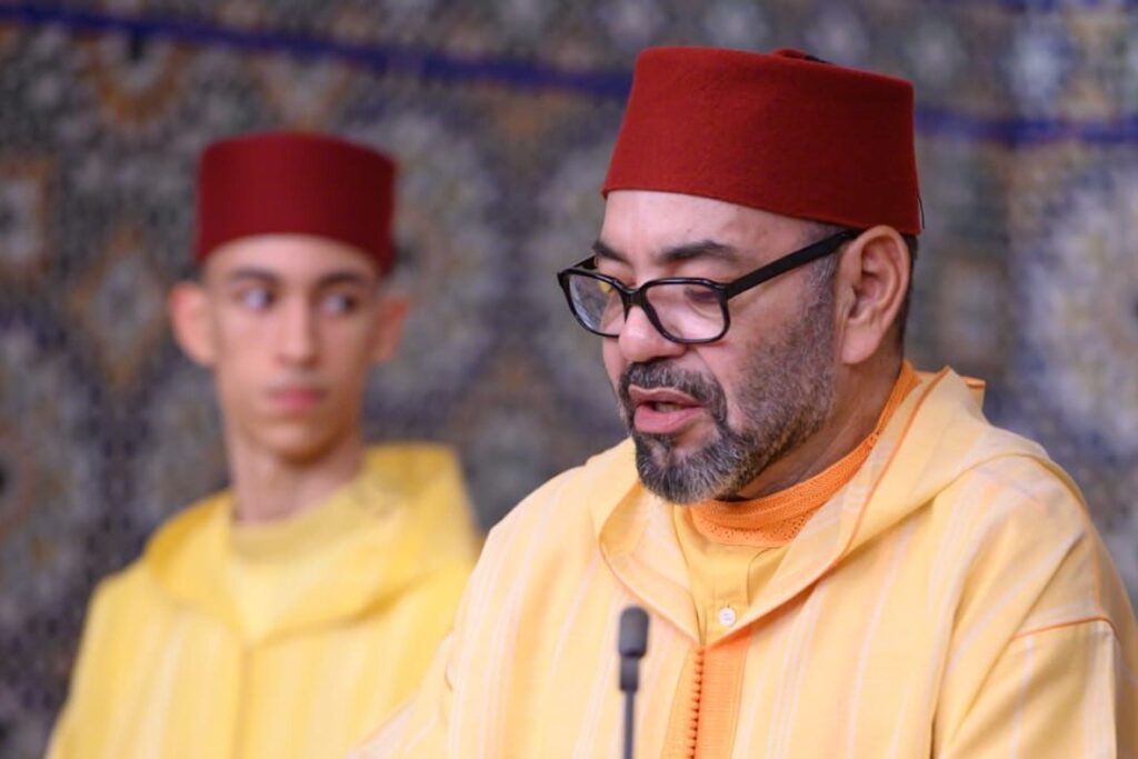Sa Majesté le Roi Mohammed VI et le prince héritier Moulay Hassan lors d'un discours