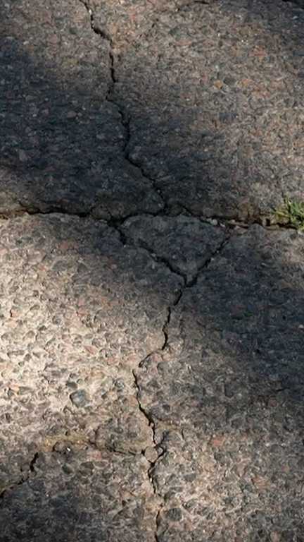 Fissures, affaissements… La canicule met les routes à rude épreuve (France 2)