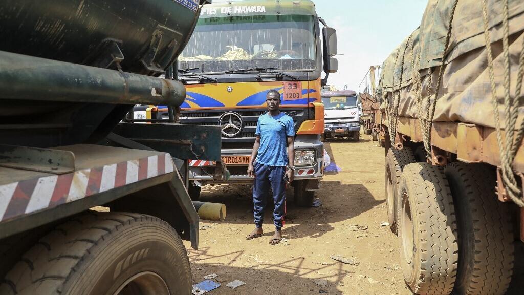 File d'attente de camions sur la route stratégique reliant Douala à Bangui, illustration du trafic commercial intense entre les deux pays