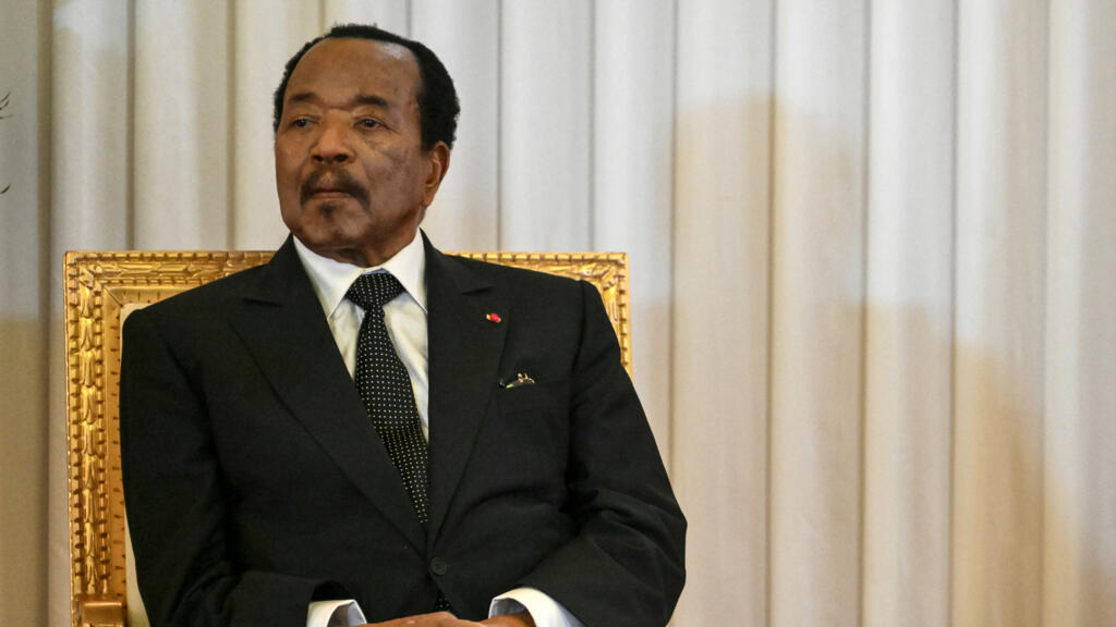 Le président camerounais Paul Biya observe le pape Léon XIV prononcer un discours au palais présidentiel de Yaoundé