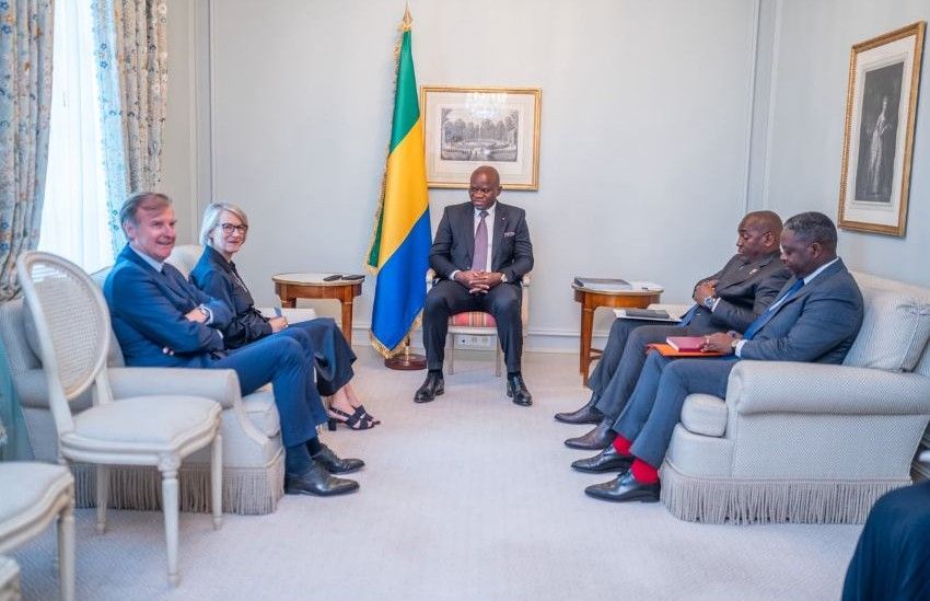 Le président gabonais Oligui Nguema recevant Anne Rigail, directrice générale d'Air France, lors de la visite d'État à Paris
