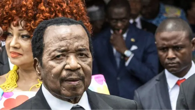 Paul Biya lors d'une cérémonie officielle au Cameroun en avril 2026, entouré de responsables et de son épouse