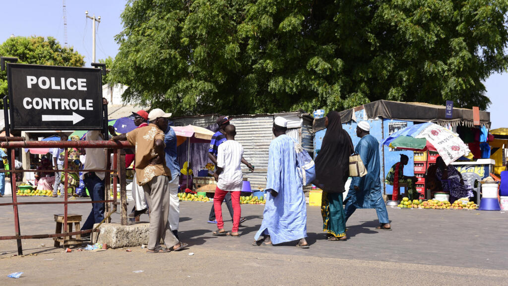 À Karang, au Sénégal, des voyageurs franchissent le poste de contrôle pour se rendre en Gambie en mai 2016