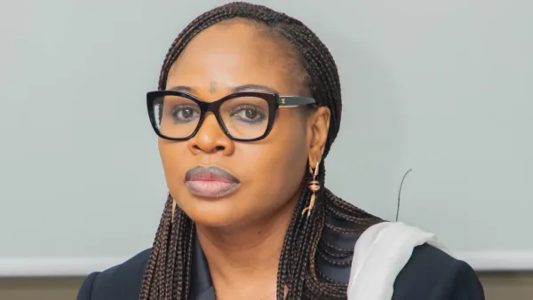 Awaou Baco, ministre béninoise des PME et de l’Emploi, en discussion avec des artisans