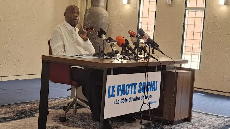 Portrait de Laurent Gbagbo entouré des cinq nouveaux responsables du PPA-CI