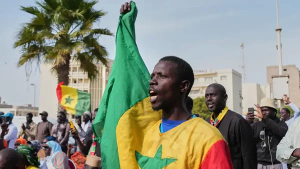 Un manifestant scande des slogans lors d'une manifestation à Dakar, au Sénégal