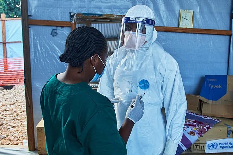 Discussions entre médecins au Centre médical évangélique de Bunia, juillet 2026