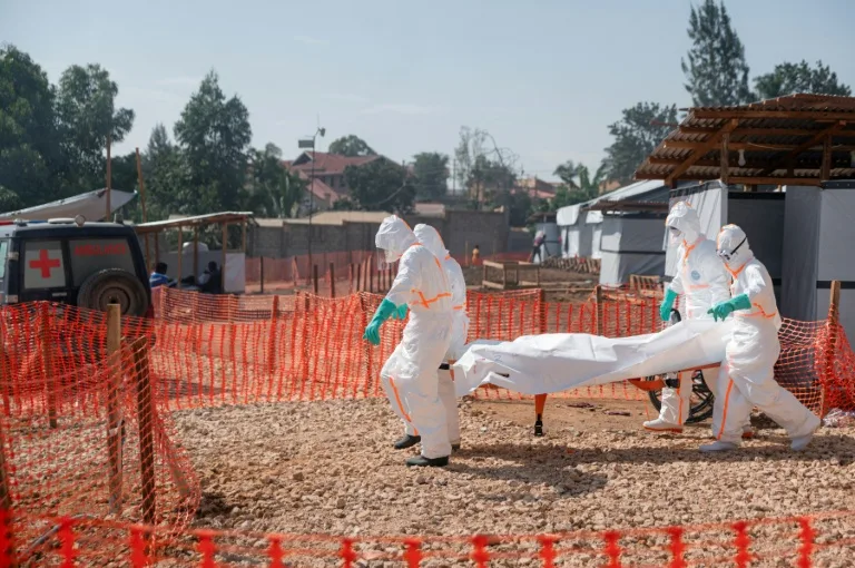 Équipe médicale en action lors d'une intervention contre Ebola en RDC