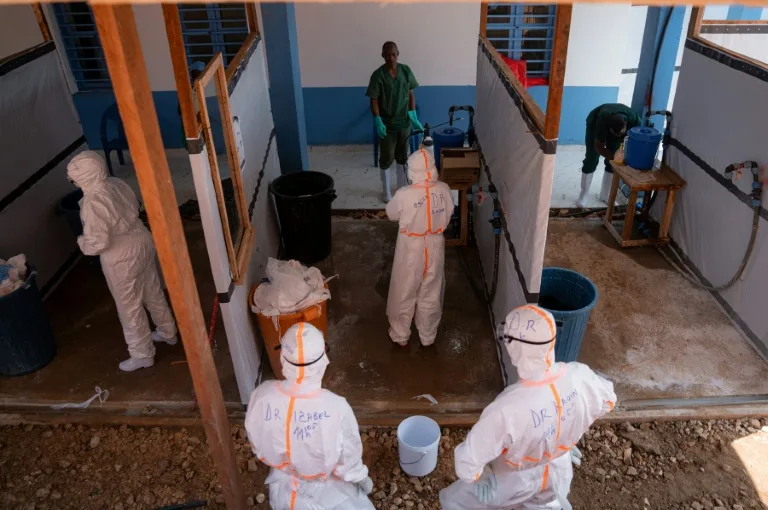 Soignant en tenue de protection contre Ebola en RDC