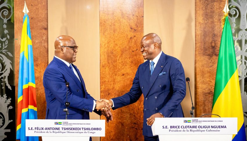 Les présidents Brice Clotaire Oligui Nguema du Gabon et Félix Tshisekedi de la RDC lors de leur rencontre à Libreville