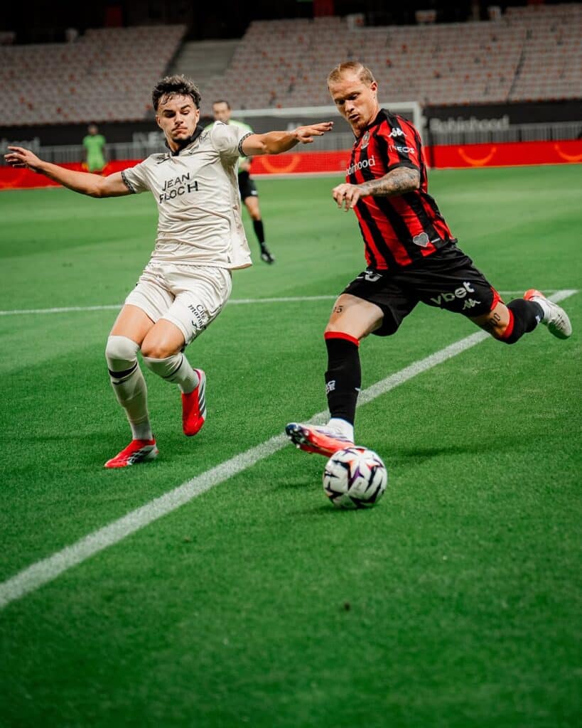 Melvin Bard en action contre le FC Lorient.