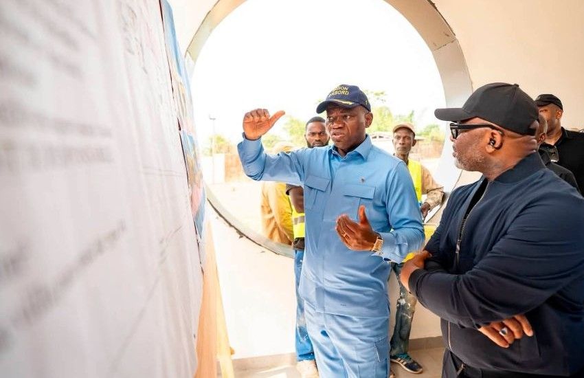 Le président gabonais inspectant les chantiers à Franceville