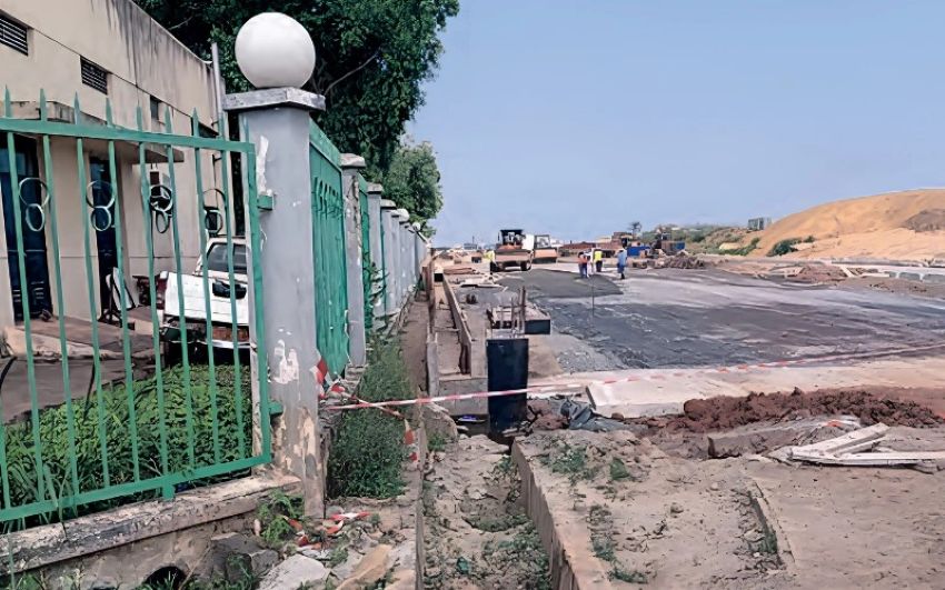 Le Boulevard de la Transition en construction derrière l'Assemblée nationale