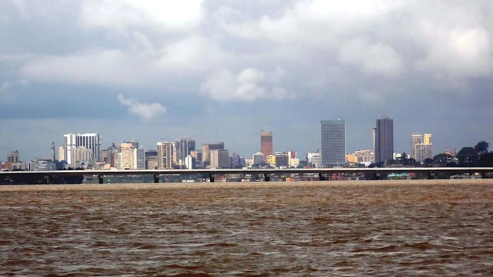Vue de la lagune Ebrié à Abidjan illustrant les tensions entre le district et la mairie du Plateau